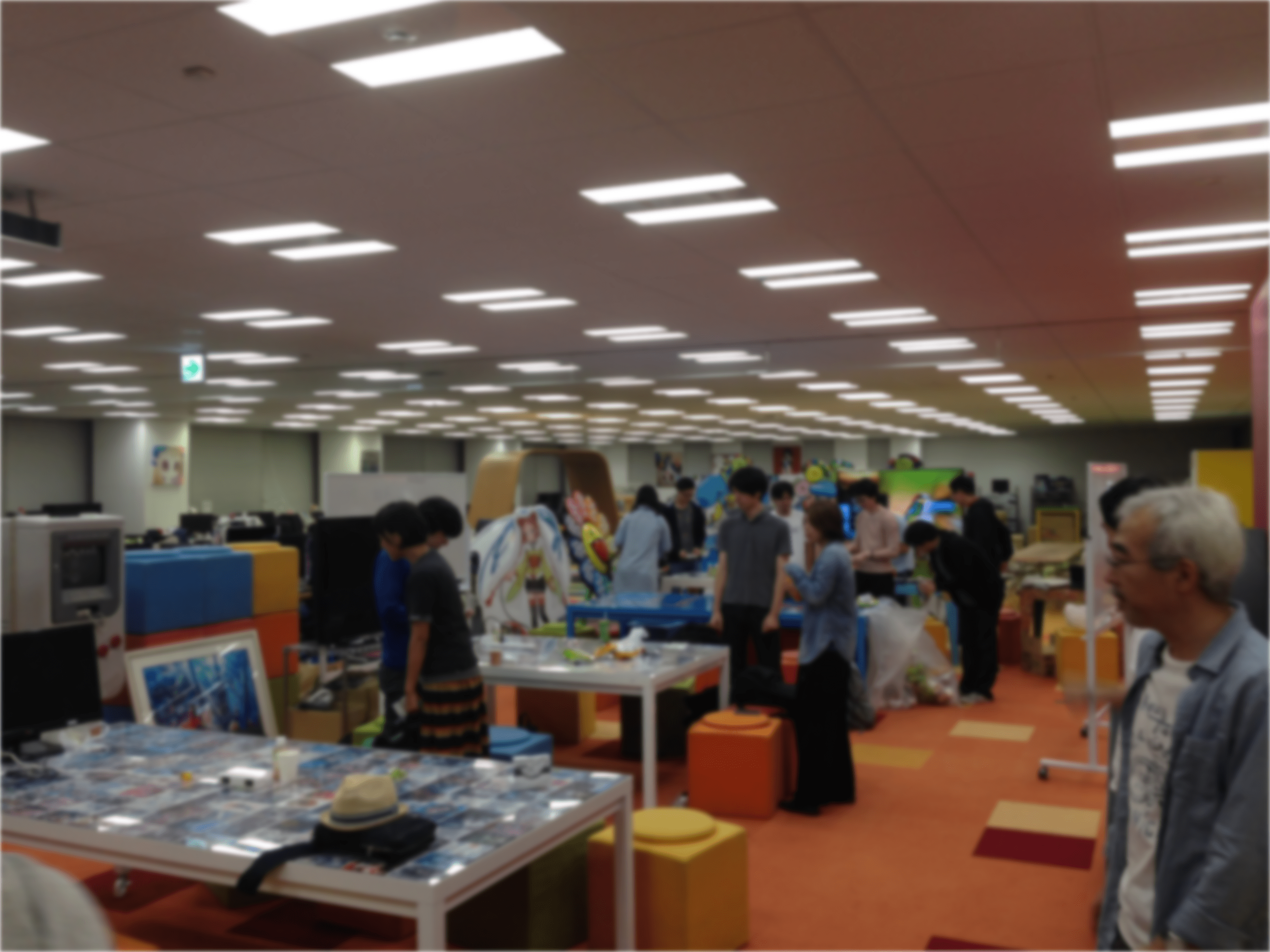 ピクシブ社内でワイワイしている